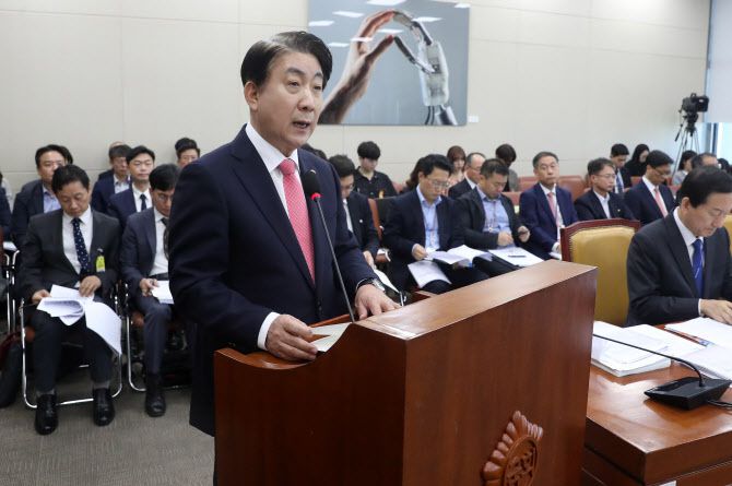 이동관 방송통신위원회 위원장이 10일 오전 서울 여의도 국회에서 열린 과학기술정보방송통신위원회에서 발언을 하고 있다. (사진=뉴시스)