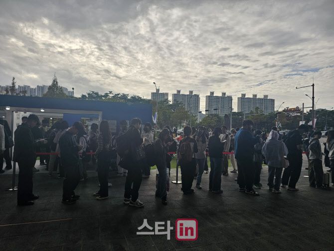 지난 8일 제28회 부산국제영화제가 열린 영화의전당 일대에서 영화제 굿즈를 구매하러 굿즈샵 앞에 줄을 선 관객들의 모습.(사진=김보영 기자)