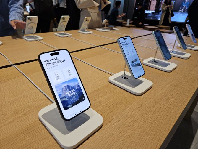 애플스토어 명동점에 비치된 ‘아이폰15’ 시리즈. (사진=김정유 기자)