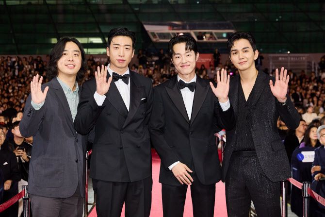 부산국제영화제에 참석한 웨이브 오리지널 ‘거래’ 팀.