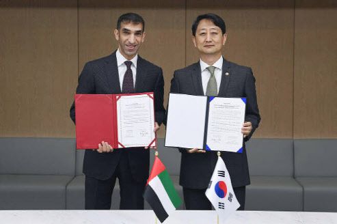 안덕근 산업통상자원부 통상교섭본부장(왼쪽)과 타니 빈 아흐메드 알 제유디 아랍에미리트(UAE) 통상부 장관이 이달 14일 서울 대한상공회의소에서 한-UAE 포괄적 경제동반자 협정(CEPA) 협상을 최종 타결을 확인하는 공동 선언문에 서명 후 기념촬영하고 있다. (사진=산업부)