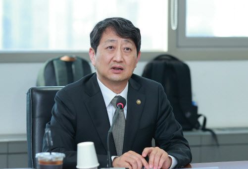안덕근 산업통상자원부 통상교섭본부장이 지난 3월23일 서울 한국철강협회에서 열린 철강통상 현안 점검 회의에서 이야기하고 있다. (사진=산업부)