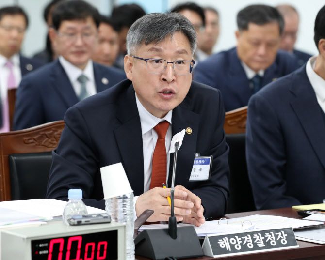 김종욱 해양경찰청장이 20일 부산 영도구 한국해양과학기술원에서 열린 국회 농림축산식품해양수산위원회의 해양경찰청, 해양환경공단, 수산업협동조합중앙회(수협), 부산항만공사 등에 대한 국정감사에서 의원 질의에 답하고 있다.(사진=뉴스1)