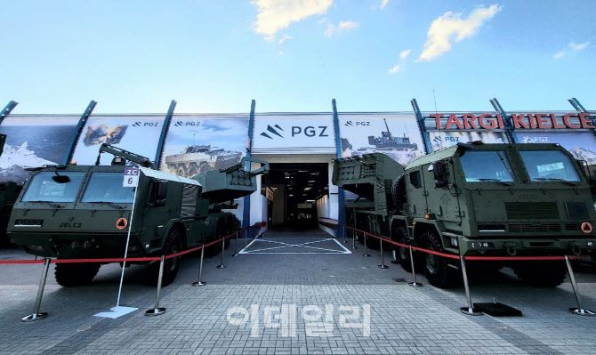 지난 달 5일(현지시각) 폴란드 국제방위산업전시회(MSPO) 전시장 입구에 한화에어로스페이스의 다련장로켓 ‘천무’(오른쪽)가 미국 하이마스 폴란드형(왼쪽)과 나란히 전시됐다. (사진=한화에어로스페이스)