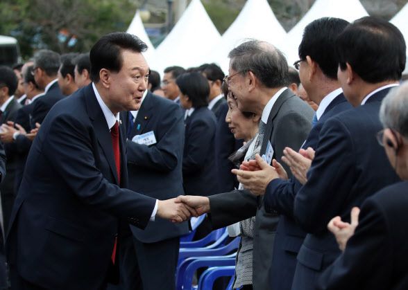 윤석열 대통령이 지난 13일 전남 목포 공생원에서 열린 공생복지재단 설립 95주년 기념식에 입장하며 김황식 전 국무총리와 악수하고 있다.(사진=연합뉴스 제공)
