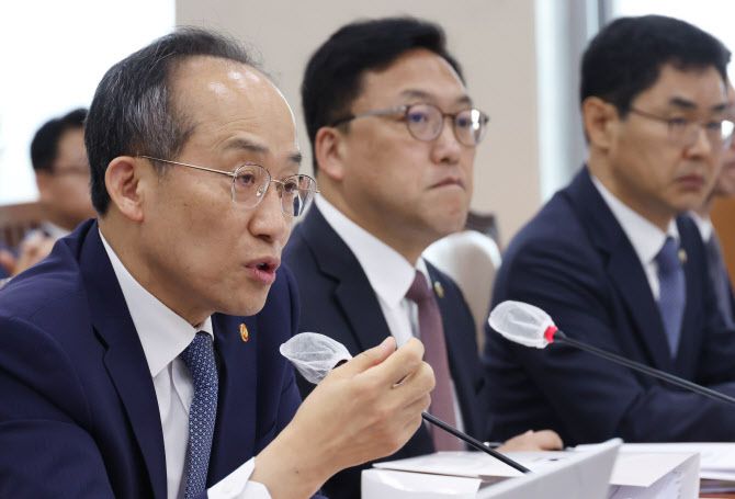 추경호 경제부총리 겸 기획재정부 장관이 26일 국회에서 열린 기획재정위원회 국정감사에서 의원 질의에 답변하고 있다. (사진=연합뉴스)