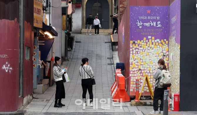 이태원 참사 1주기(10월 29일)를 10일 앞둔 19일 서울 용산구 이태원 참사 사고현장에서 시민들이 추모메세지를 살펴보고 있다.(사진=방인권 기자)