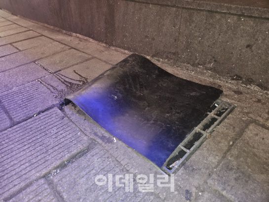 서울 용산구 이태원 세계음식거리 골목의 빗물받이 위에 고무판이 깔려 있다(사진=이영민 기자)