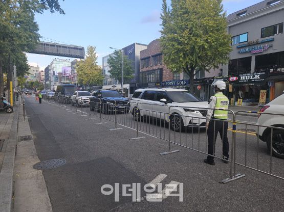 경찰이 27일 서울 용산구 이태원역 일대 차량 이동을 통제하고 있다(사진=이영민 기자)