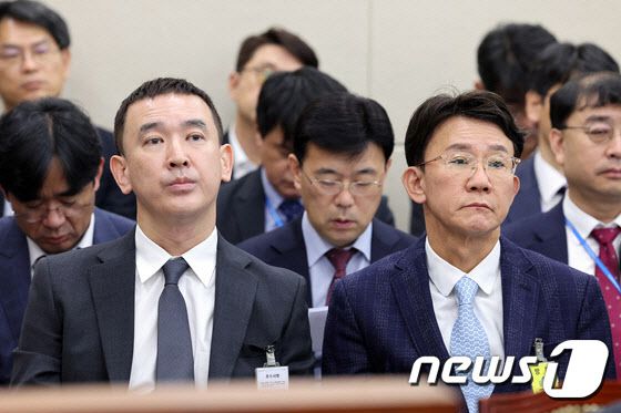 김지형 SKT 부사장(왼쪽)과 강봉구 삼성전자 부사장이 27일 국회 과방위 과기정통부 종합 국정감사에 참고인 신분으로 출석해 자리하고 있다. 사진=뉴스1