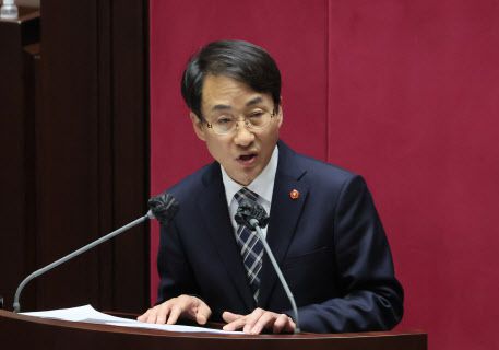 국회에서 질의·토론 하는 이원욱 더불어민주당 의원(사진=연합뉴스)