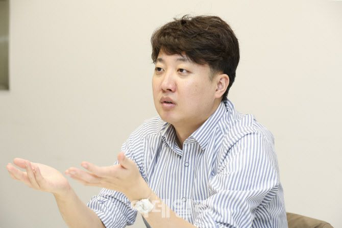 이준석 전 국민의힘 대표가 지난달 31일 서울 중구 이데일리 사옥에서 인터뷰를 하고 있다(사진=이영훈 기자)