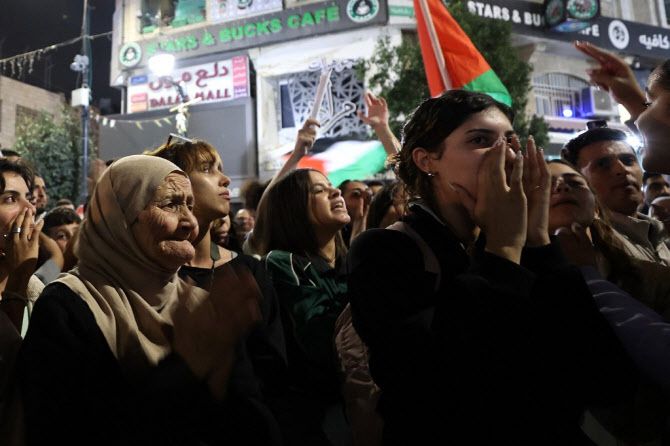 31일(현지시간) 팔레스타인 서안지구의 도시 라말라에서 팔레스타인인들은 가자 지구와 연대하는 집회에 나서고 있다. (사진=AFP)