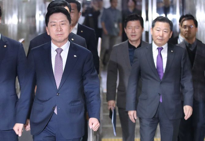 김기현(왼쪽) 국민의힘 대표, 이철규(오른쪽) 사무총장 등이 지난달 15일 오후 서울 여의도 국회에서 열린 비공개 의원총회에 참석하고 있다. (사진=뉴스1)