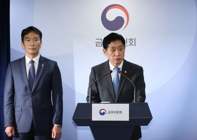 김주현 금융위원장(오른쪽)과 이복현 금융감독원장이 5일 정부서울청사에서 임시 금융위원회를 마치고 공매도 제도와 관련한 브리핑을 하고 있다. (사진=연합뉴스)