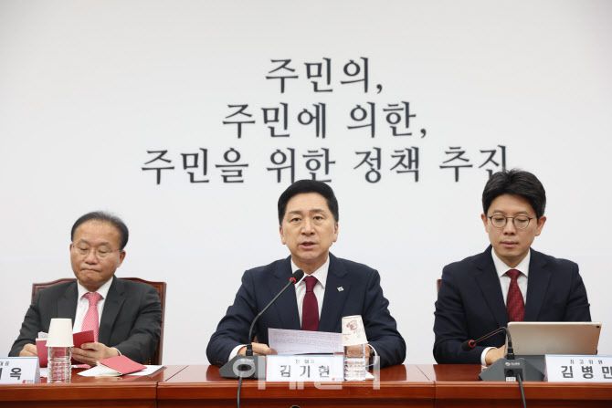 김기현(가운데) 국민의힘 대표가 6일 오전 서울 여의도 국회에서 열린 최고위원회의에서 모두발언을 하고 있다.(사진=노진환 기자)