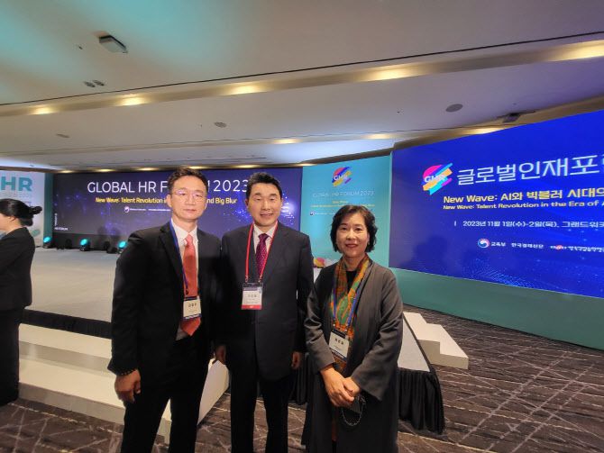 왼쪽부터 김정우 한국중등교장협의회 회장, 이주호 교육부 장관, 최은숙 한국중등교장협의회 수석부회장.