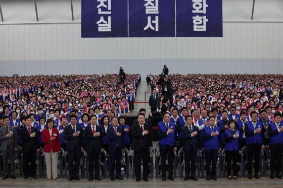 윤석열 대통령이 7일 대구 엑스코에서 열린 2023년 바르게살기운동 전국회원대회에서 국기에 경례하고 있다. (사진=연합뉴스)