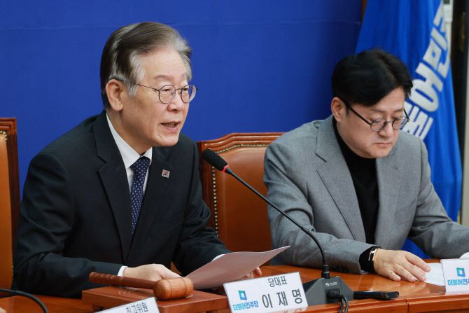 이재명(왼쪽) 더불어민주당 대표가 8일 국회에서 열린 최고위원회의에서 발언하고 있다.(사진=연합뉴스)