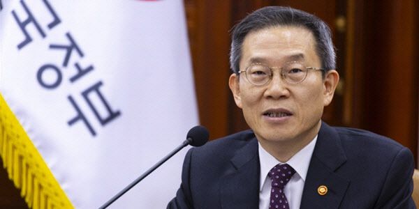 ▲ 이종호 과학기술정보통신부 장관이 8일 오전 서울 종로구 정부서울청사에서 열린 비상 경제 장관회의 겸 수출 투자대책 회의에 참석해 통신비 부담 완화에 대한 발언을 하고 있다. 사진=연합뉴스