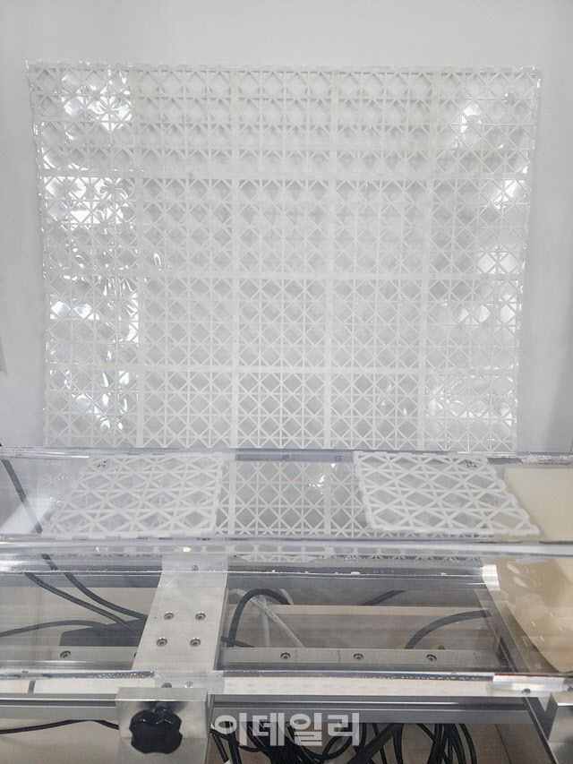 대면적 차음판 시제품.(사진=이데일리 강민구 기자)