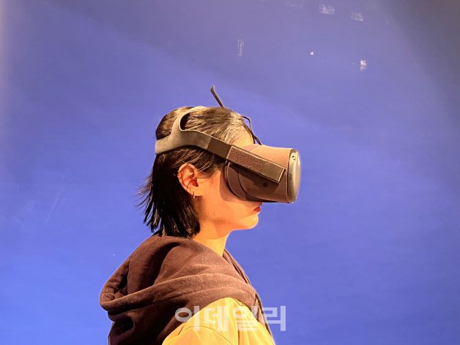 국립국악관현악단이 가상현실(VR)을 이용한 관객 체험형 전시 ‘관현악의 기원: 이머시브 1인 관람극’을 선보인다. 사진은 VR기기를 착용한 관객의 모습. (사진=국립극장)