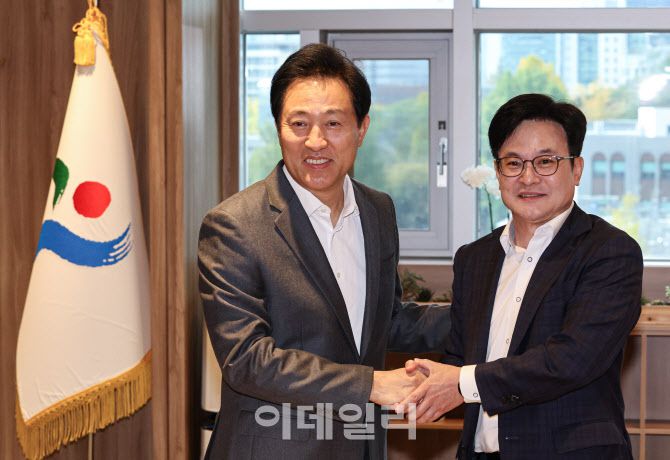 오세훈 서울시장(왼쪽)이 지난 6일 김포시의 서울 편입을 공식 논의하고자 서울 중구 서울시청을 방문한 김병수 김포시장과 인사를 나누고 있다. (사진=이데일리 이영훈 기자)
