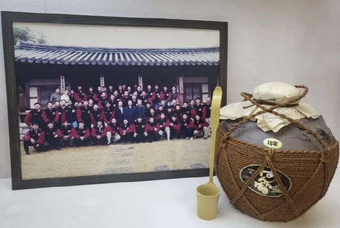 故 구본무 회장이 일본서 직접 공수한 아와모리 소주(사진=LG트윈스)