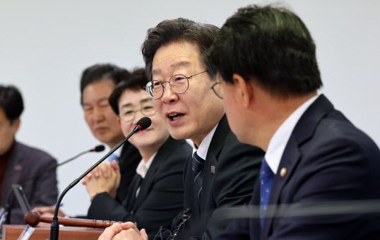 더불어민주당 이재명 대표가 15일 오전 대전시 중구 용두동 민주당 대전광역시당에서 열린 현장 최고위원회의에서 모두발언을 하고 있다. (사진=연합뉴스)