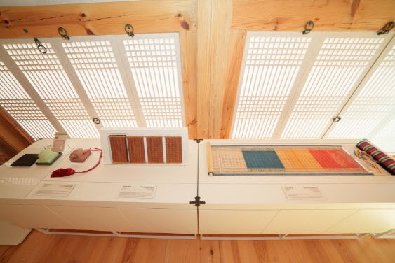 경복궁 계조당 내부의 전시품인 옥인, 죽책, 교명(사진=문화재청).