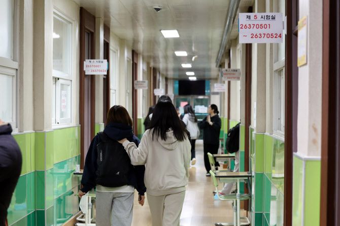 16일 오전 광주 북구 경신여고 고사장에서 수험생들이 시험 시작 시간을 기다리고 있다.(사진=연합뉴스)
