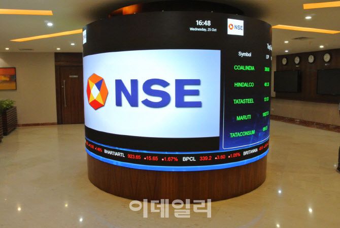 인도국립증권거래소(NSE)에 있는 대형 증시 전광판.(사진=이정현 기자)