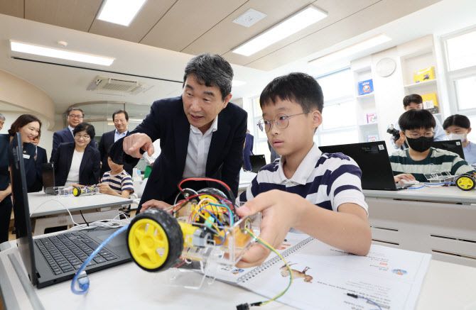 이주호 부총리 겸 교육부 장관이 지난 8월9일 충남 천안 불당초등학교를 방문, 늘봄학교 프로그램을 참관하고 있다. (사진 제공=교육부)