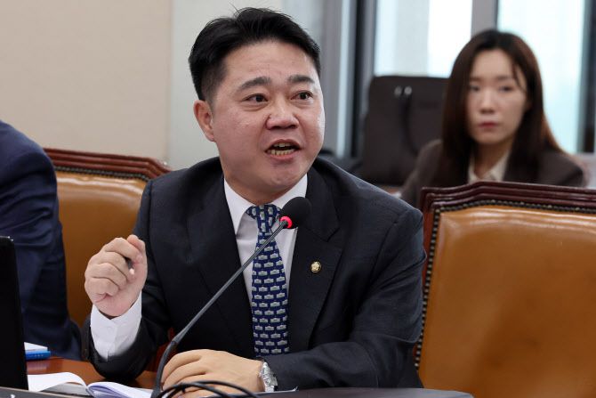 지성호 국민의힘 의원이 지난달 26일 서울 여의도 국회에서 열린 환경노동위원회의 고용노동부 등에 대한 종합국정감사에서 이정식 고용노동부 장관에게 질의하고 있다.(사진=뉴스1)