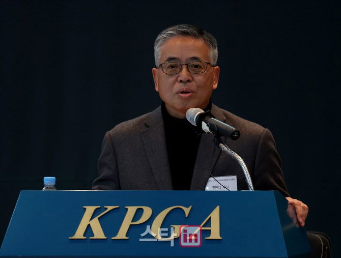 김원섭 풍산그룹 고문이 23일 경기도 성남시 운중동 KPGA 회관에서 열린 제19대 KPGA 회장 선거에 앞서 인사말을 하고 있다.
