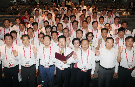 지난 8월 인천 중구 인천국제공항공사 인재개발원에서 열린 2023 국민의힘 국회의원 연찬회에서 당 소속 의원들이 결의문을 낭독하고 있다.(사진=연합뉴스)