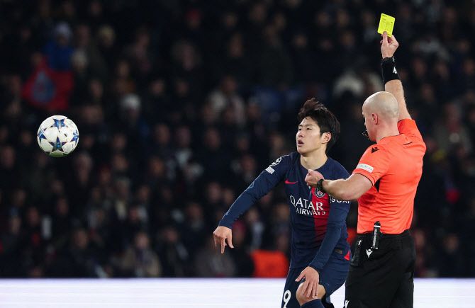 이강인(PSG)이 경고를 받고 있다. 사진=AFPBB NEWS