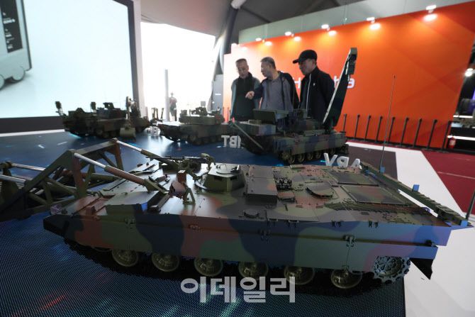 서울 ADEX 2023 프레스데이가 10월 16일 오후 경기도 성남시 서울공항에서 열린 가운데 관람객들 관람하고 있다.(사진=이영훈 기자)