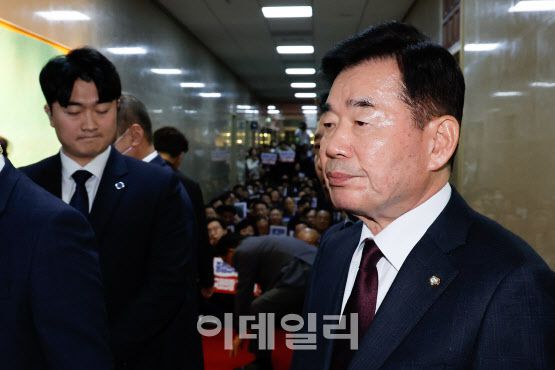 김진표 국회의장이 의장실로 나와 본회의장으로 향하는 가운데 30일 오후 국민의힘 의원들이 서울 여의도 국회의장실 앞에서 본회의를 앞두고 더불어민주당의 이동관 방송통신위원장 탄핵안 상정과 관련 김 의장 규탄 구호를 외치고 있다. (사진=뉴스1)