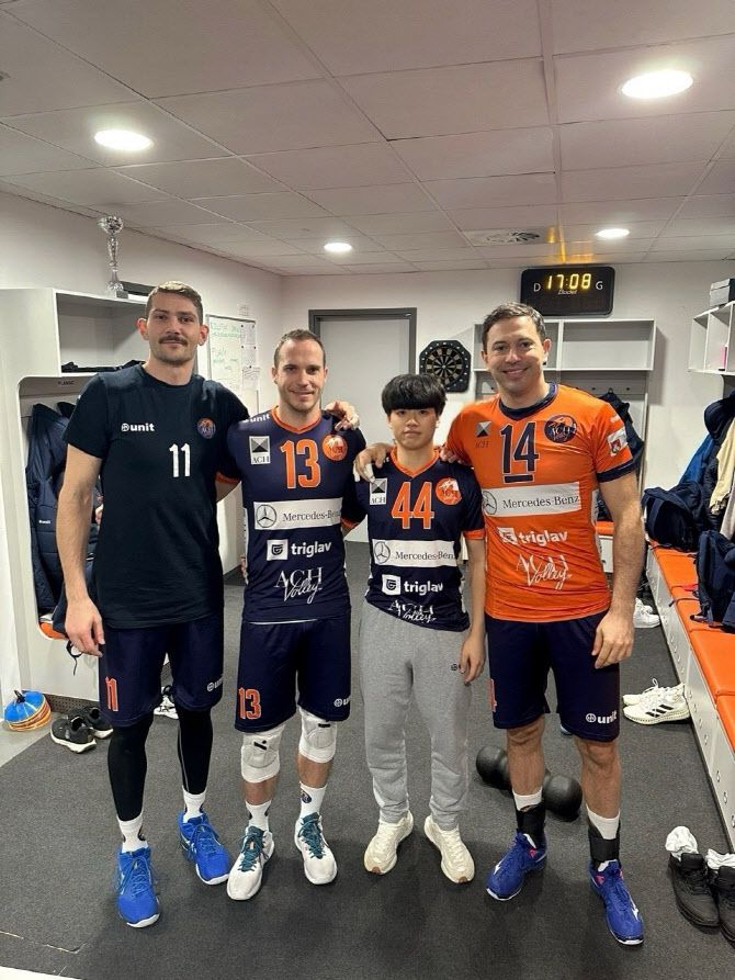 슬로베니아 구단 ACH 볼리 류블랴나에 입단한 송민근(오른쪽 두번째)이 팀동료들과 함께 포즈를 취하고 있다. 사진=대한항공