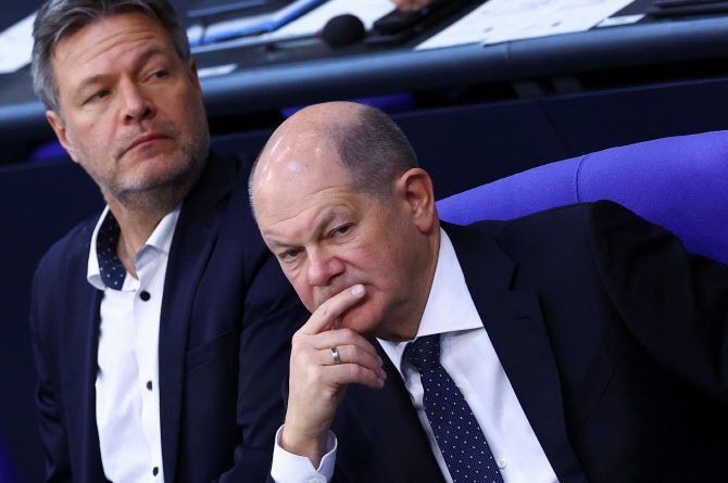 올라프 숄츠 독일 총리(앞) (사진=로이터)