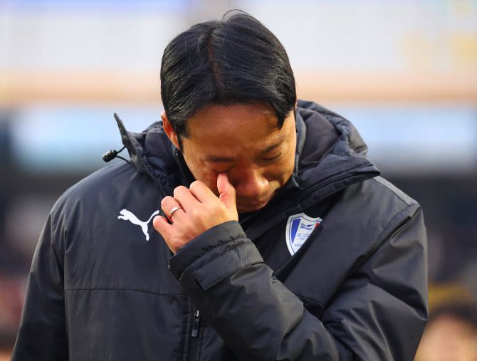 수원삼성 염기훈 감독대행이 눈물을 흘리고 있다. 사진=연합뉴스