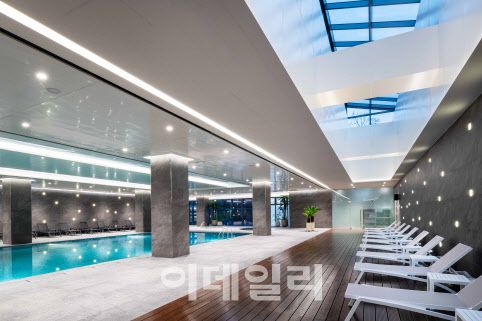 더블트리 바이 힐튼 서울 판교의 실내 수영장
