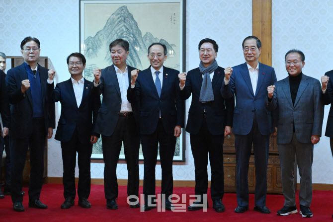 한덕수 국무총리, 김대기 대통령 비서실장, 김기현 국민의힘 대표를 비롯한 참석자들이 3일 서울 종로구 총리공관에서 열린 고위당정협의회에서 기념촬영을 하고 있다. (사진=이데일리 방인권 기자)