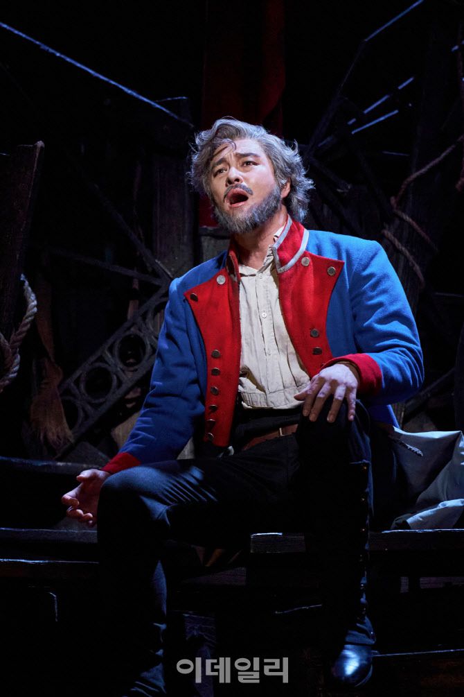 뮤지컬 ‘레미제라블’에서 장발장 역을 맡은 배우 민우혁의 공연 장면. 넘버 ‘브링 힘 홈’을 부르고 있다. (사진=레미제라블코리아)