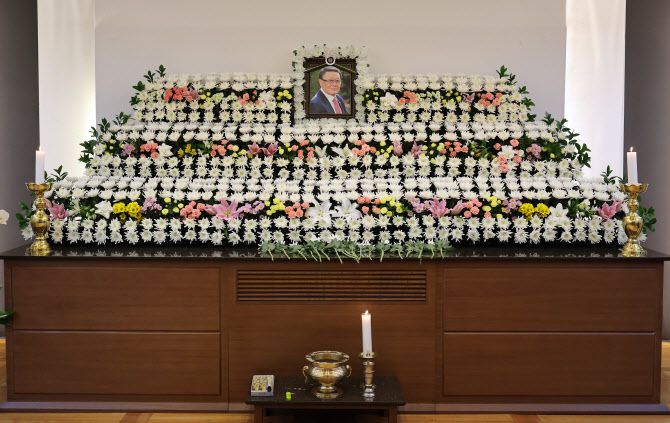 3일 오후 서울 종로구 서울대학교병원 장례식장에 ‘저 하늘에도 슬픔이’ 등의 작품을 내놓으며 1960년대 한국 영화를 이끈 故 김수용 감독의 빈소가 마련돼 있다. (사진=뉴스1)