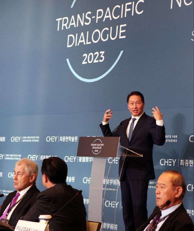 최태원 SK그룹 회장·최종현학술원 이사장이 지난 4일(현지시간) 미국 워싱턴 D.C. 인근에서 열린 ‘2023 트랜스 퍼시픽 다이얼로그’에서 개막 연설을 하고 있다. (사진=SK)