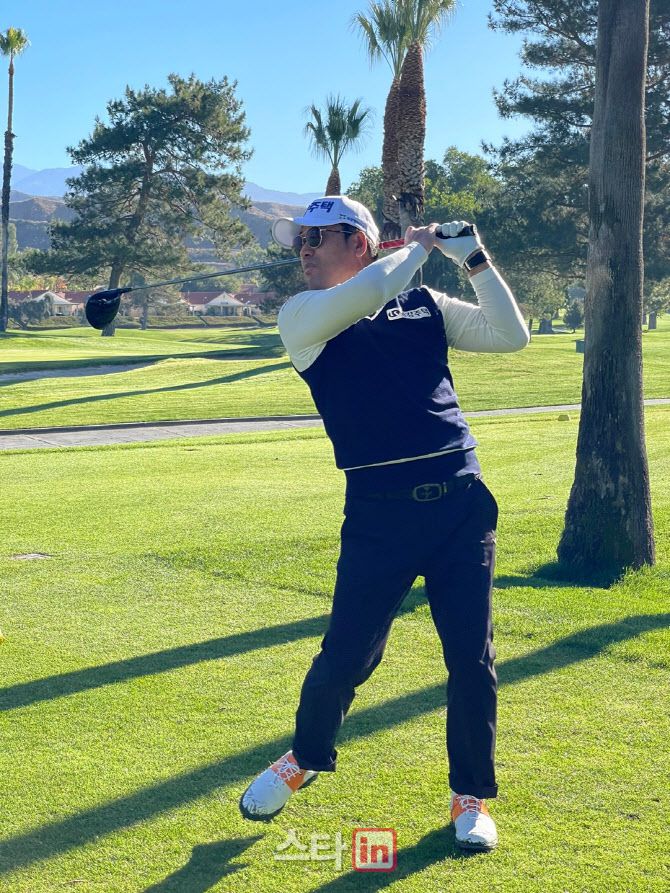 최호성이 PGA 챔피언스 투어 1차 예선에서 트레이드마크가 된 ‘낚시꾼 스윙’을 하고 있다.  (사진=현지매니저 Danny Oh 제공)