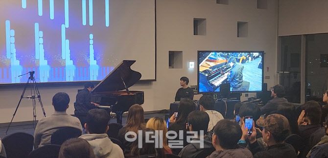 박종화 피아니스트가 연주하는 것을 실시간으로 채보한 결과를 리듬게임처럼 스크린에 보여주고 있다.(사진=이데일리 강민구 기자)