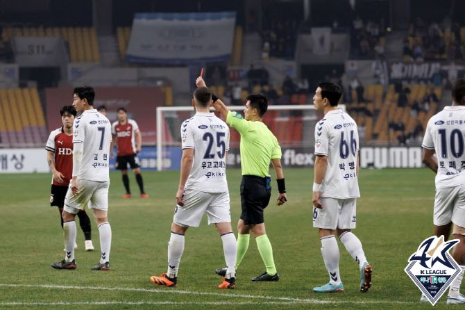 수원FC는 이승우가 퇴장당하며 2차전에도 부담을 안게 됐다. 사진=한국프로축구연맹